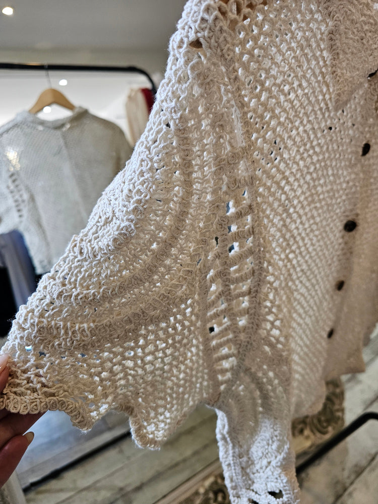 CROCHET CROPPED SCALLOP HEM SHIRT