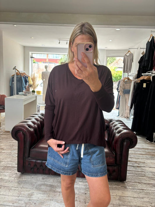 Basic high low long sleeve top in chocolate