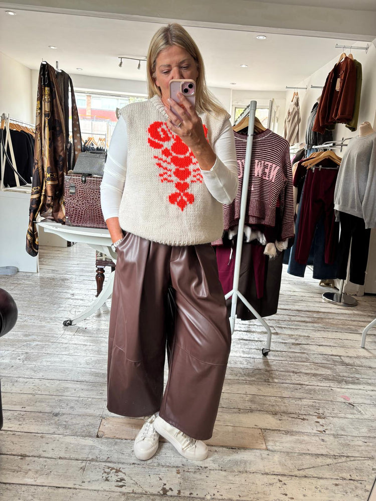 RITA LEATHER LOOK BARREL LEG TROUSER IN LIGHT CHOCOLATE