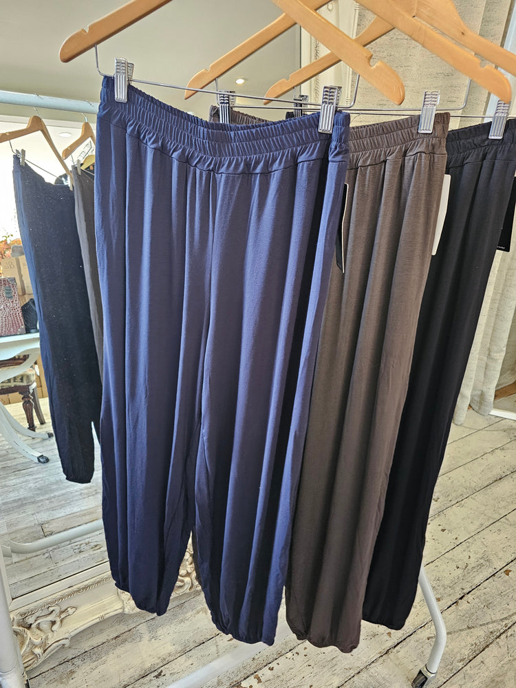 Suki Elasticated waist two pocket trouser in Navy