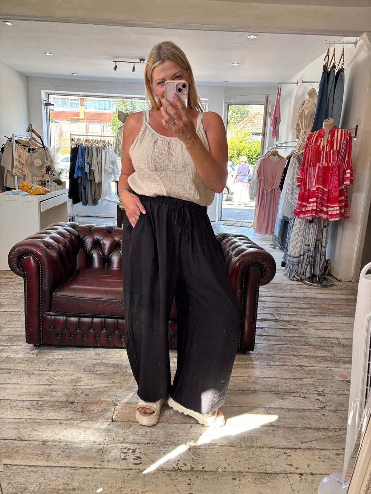 Nina Loose cuff trousers with pockets in black