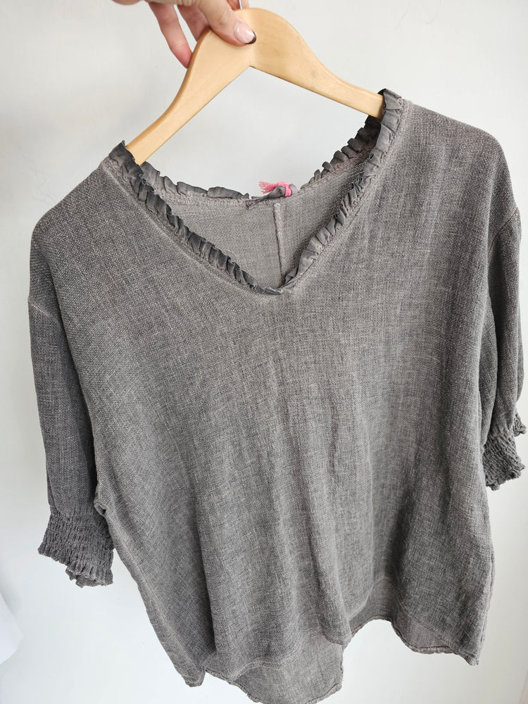 PALMER LINEN BLEND FRILL V-NECK TOP IN TRUFFLE