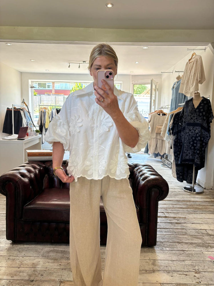 ARABELLA EMBROIDERED FLORAL SCALLOPED HEM SHIRT IN WHITE