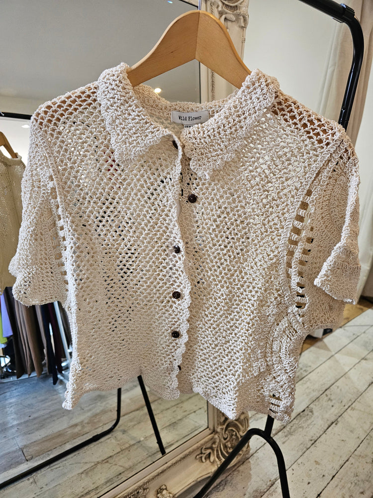 CROCHET CROPPED SCALLOP HEM SHIRT