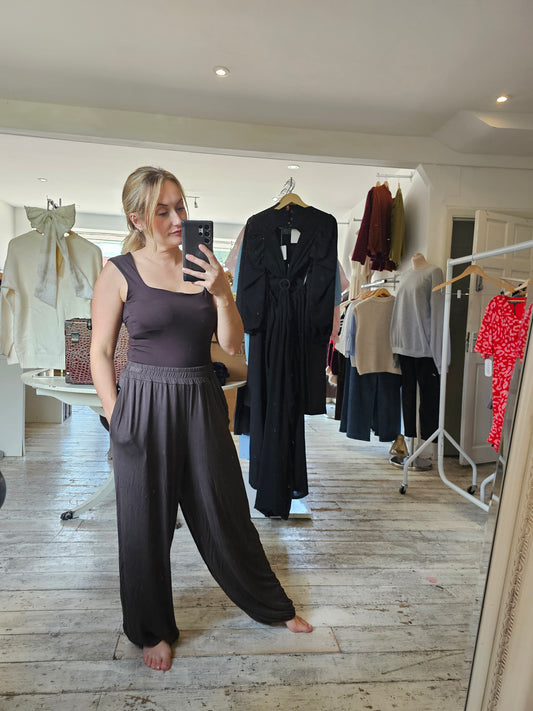 Suki Elasticated waist two pocket trouser in Black