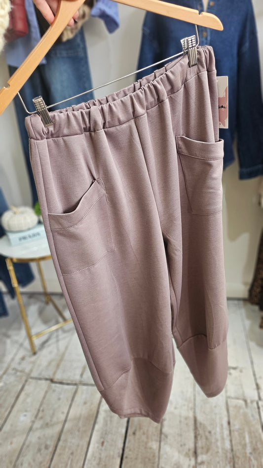 BRANDY TWO POCKET SOFT BARREL TROUSERS IN MOCHA