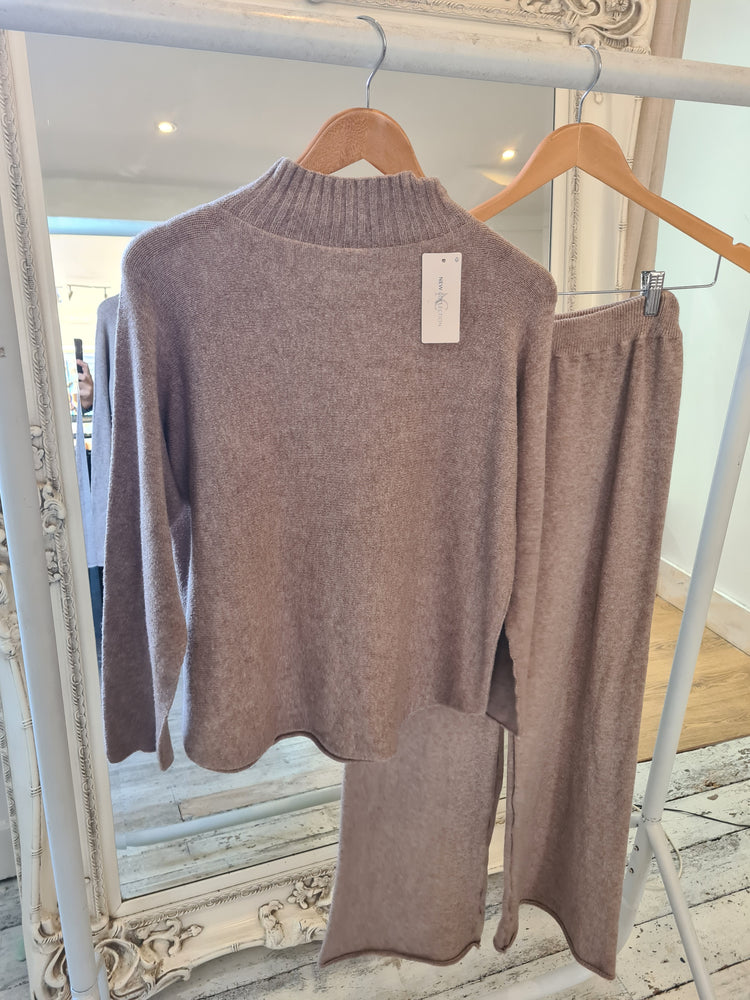 Winnie Soft Ribbed Cuff Two Piece in mocha