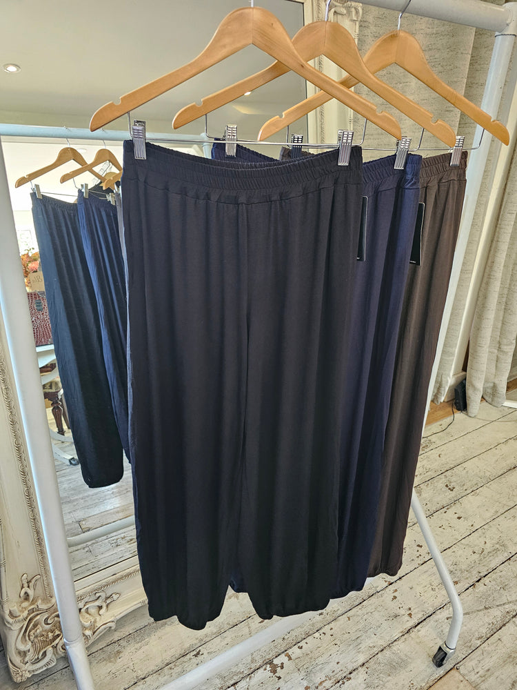 Suki Elasticated waist two pocket trouser in Black