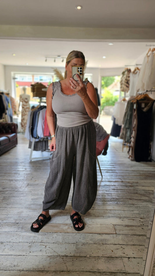 HARPER LINEN BLEND BARREL TROUSER IN TRUFFLE