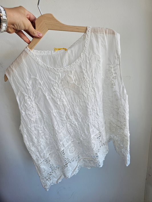 Embroidered detail crochet hem top in white