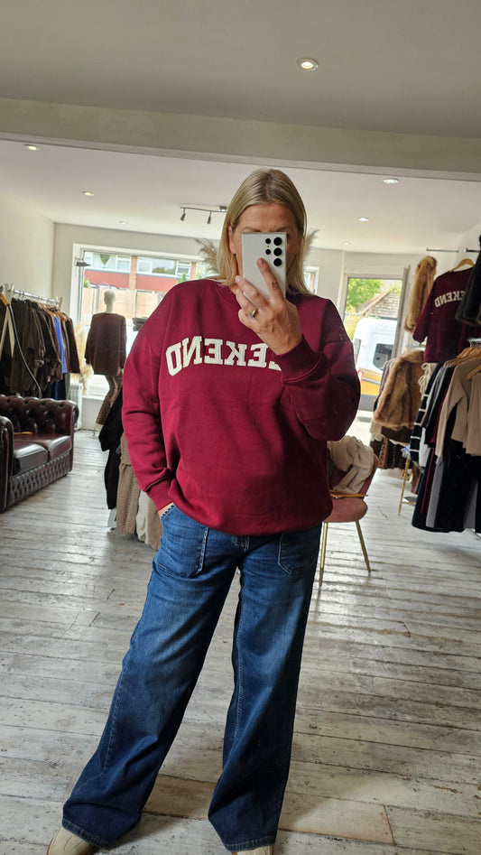 WEEKEND CREWNECK SWEATSHIRT IN MERLOT