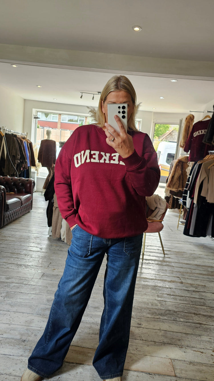 WEEKEND CREWNECK SWEATSHIRT IN MERLOT