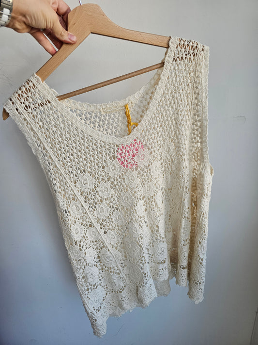 Sleeveless floral detail crochet top in beige