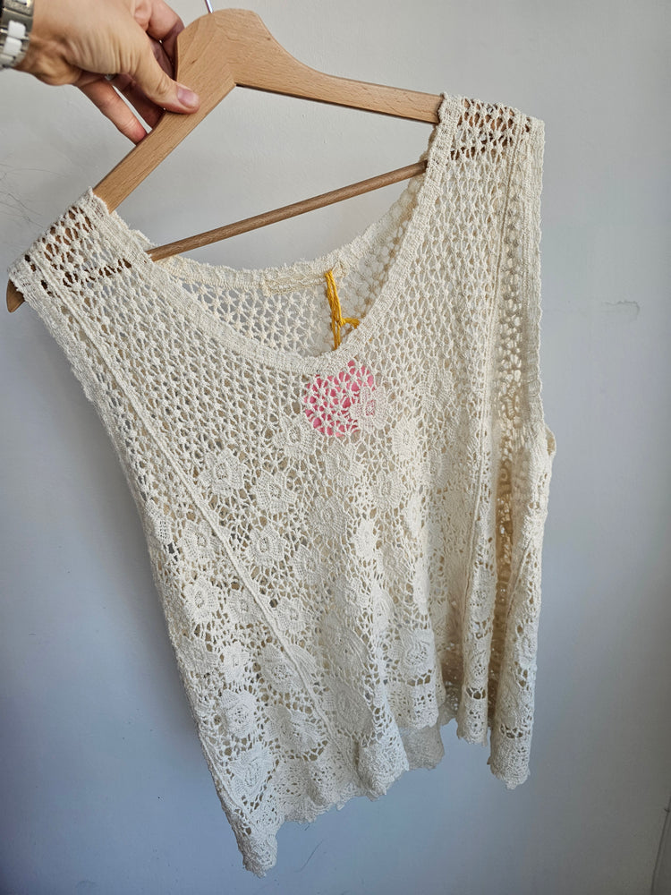Sleeveless floral detail crochet top in beige