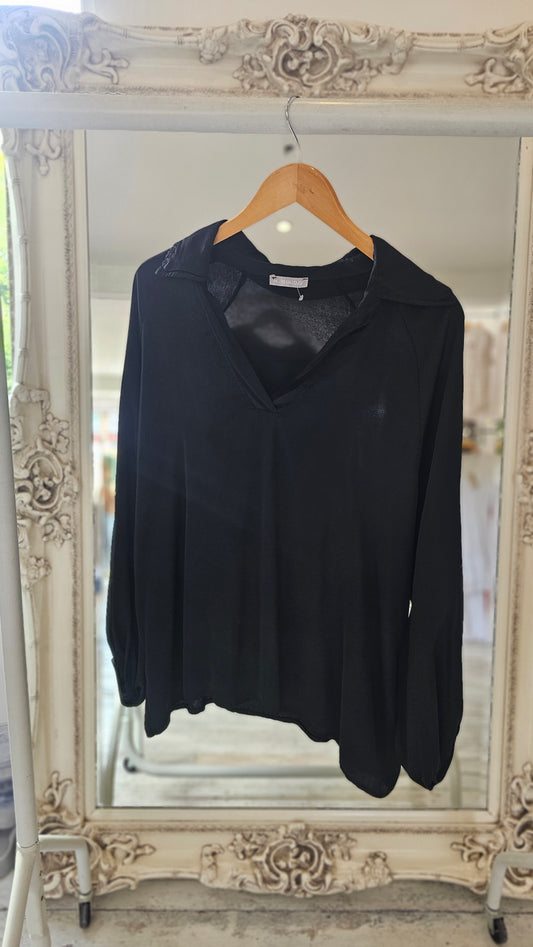 V NECK SATIN BLOUSE IN BLACK