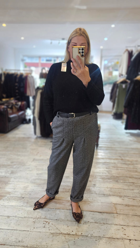 Belted herringbone trousers in grey