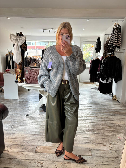 RITA LEATHER LOOK BARREL LEG TROUSER IN OLIVE