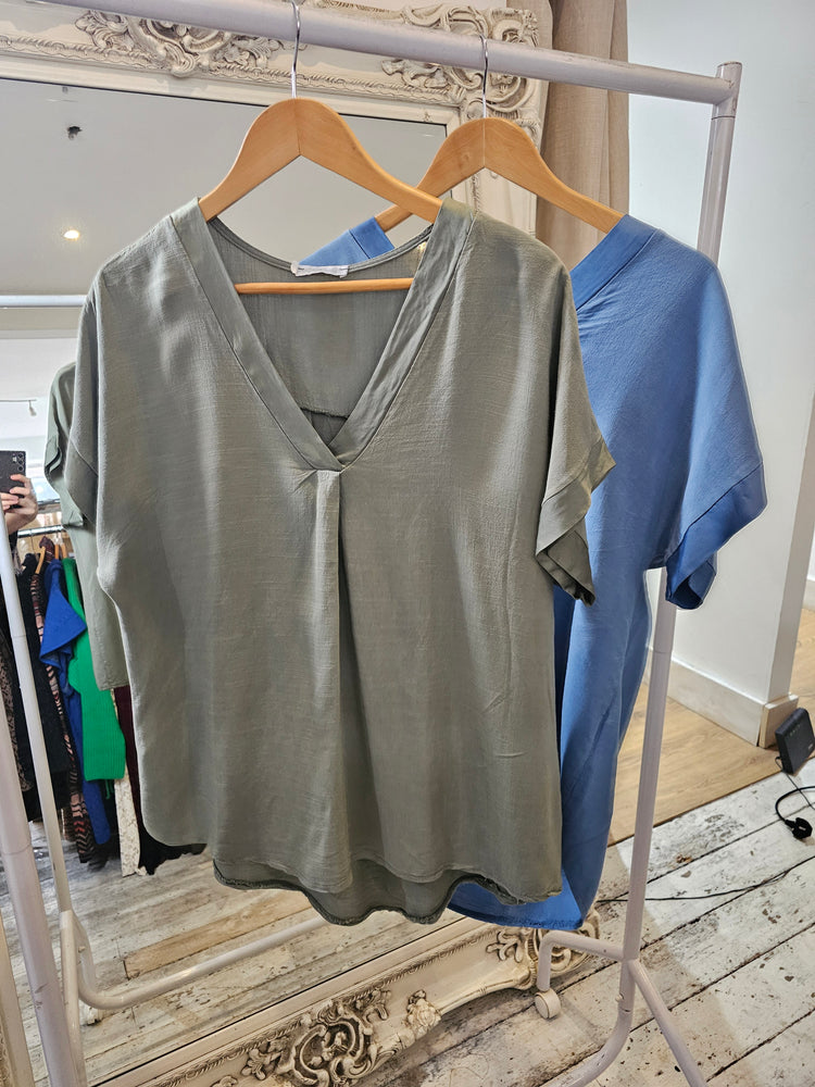 INDIE V-NECK SHORT SLEEVE BLOUSE IN KHAKI