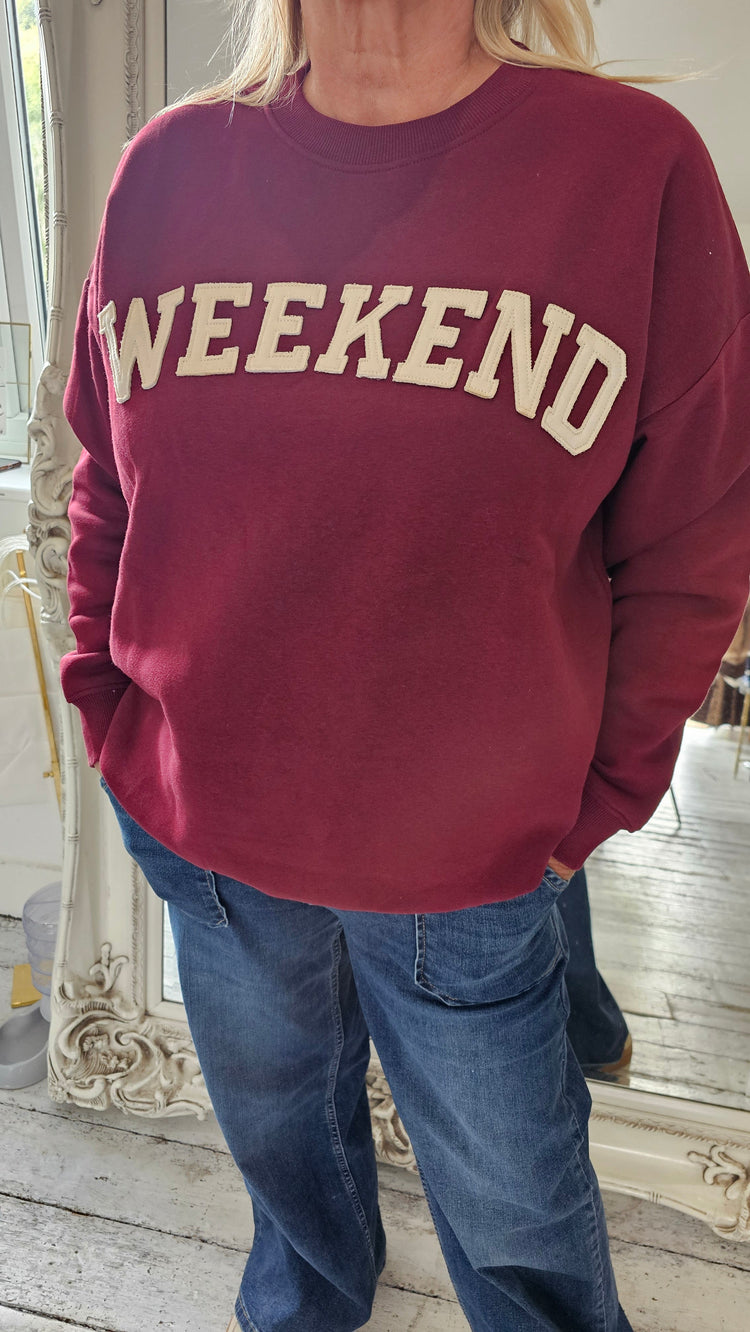 WEEKEND CREWNECK SWEATSHIRT IN MERLOT