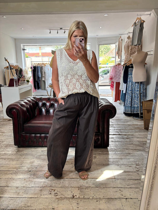 Eleanor Cotton Barrel Leg Trousers in chocolate