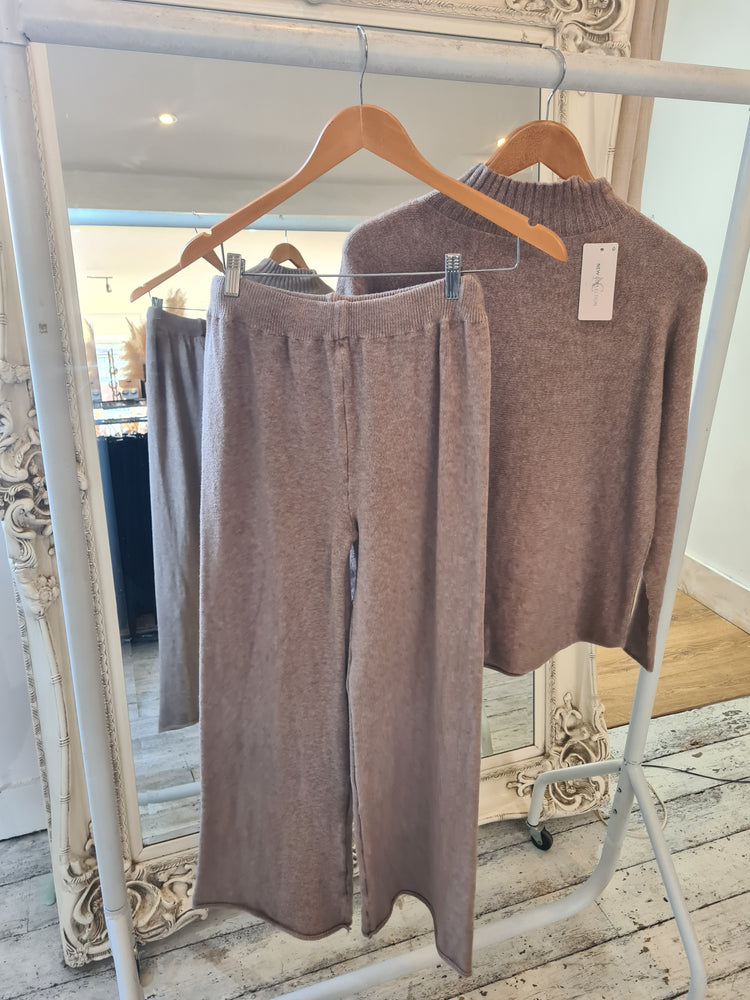 Winnie Soft Ribbed Cuff Two Piece in mocha