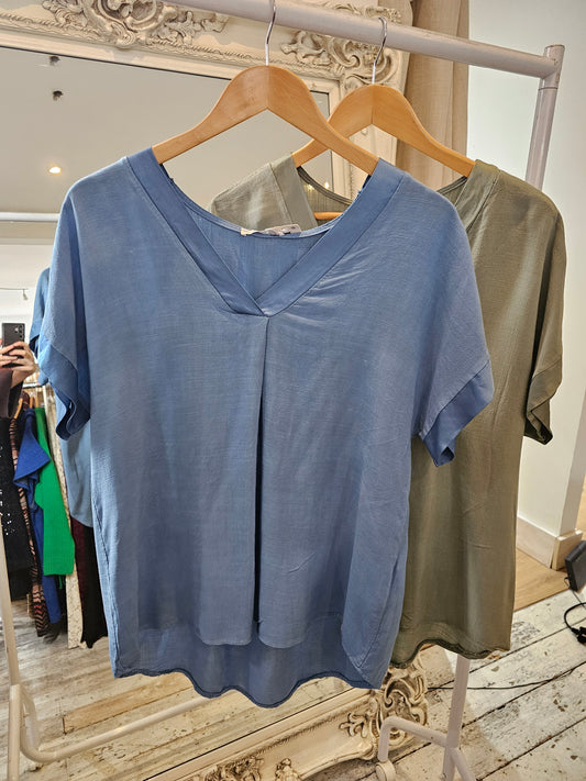INDIE V-NECK SHORT SLEEVE BLOUSE IN BLUE