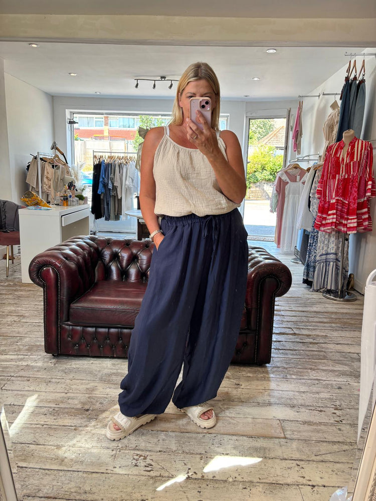 Nina Loose cuff trousers with pockets in navy