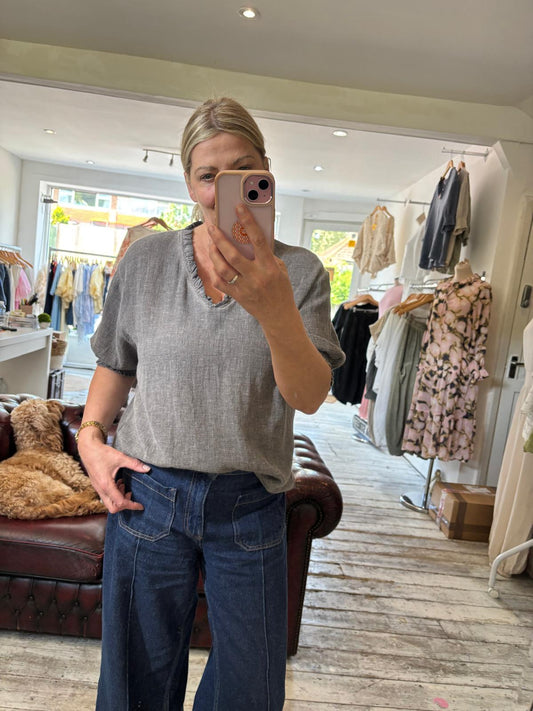 PALMER LINEN BLEND FRILL V-NECK TOP IN TRUFFLE