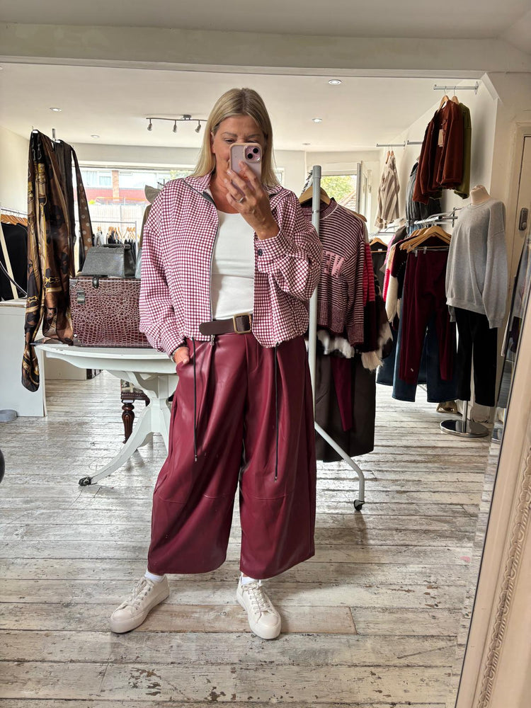RITA LEATHER LOOK BARREL LEG TROUSER IN MERLOT