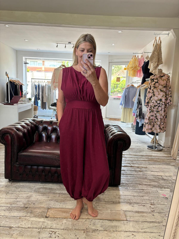 HOLLIE ELASTICATED SLEEVELESS HAREM JUMPSUIT IN WINE