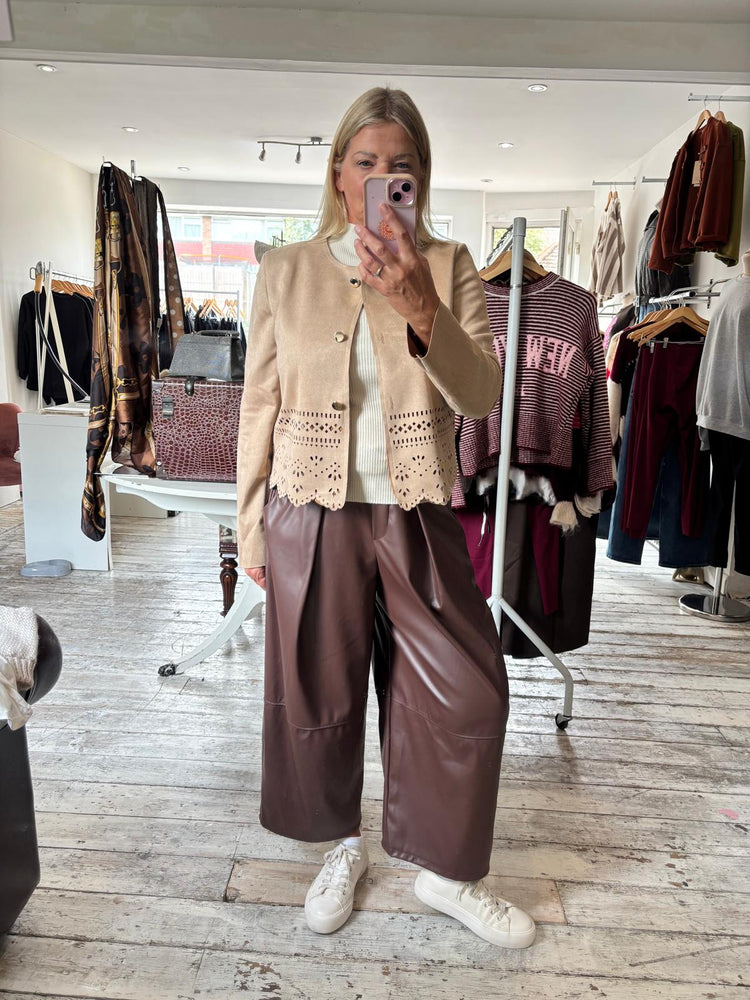 RITA LEATHER LOOK BARREL LEG TROUSER IN LIGHT CHOCOLATE