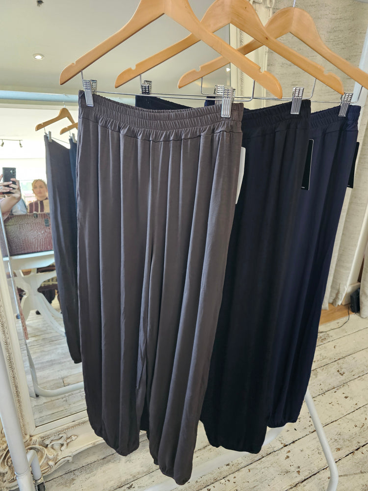 Suki Elasticated waist two pocket trouser in Chocolate