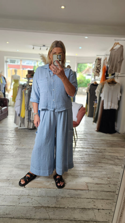 Nancy Linen Blend Cropped Shirt in Light blue
