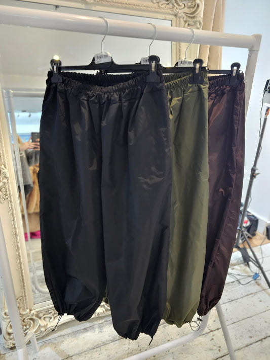 Zoe Two pocket rain joggers in black