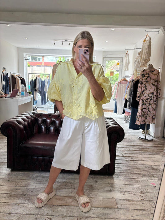 ARABELLA EMBROIDERED FLORAL SCALLOPED HEM SHIRT IN LEMON