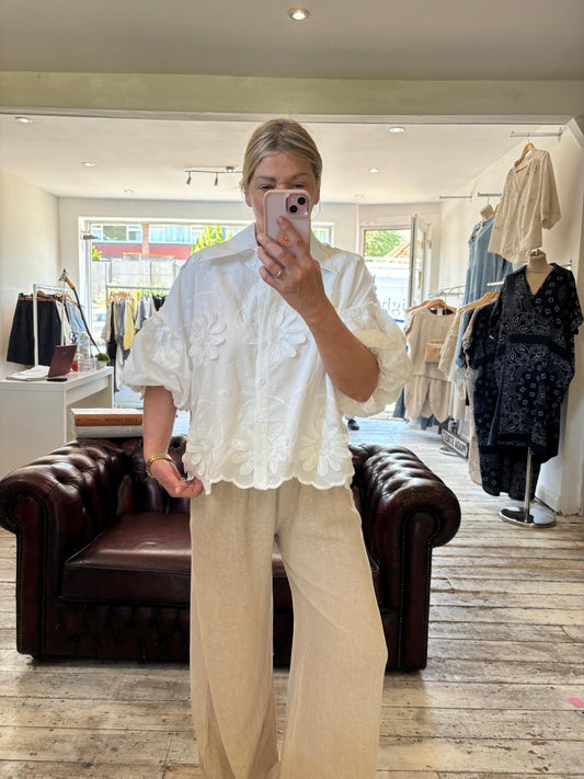 ARABELLA EMBROIDERED FLORAL SCALLOPED HEM SHIRT IN WHITE