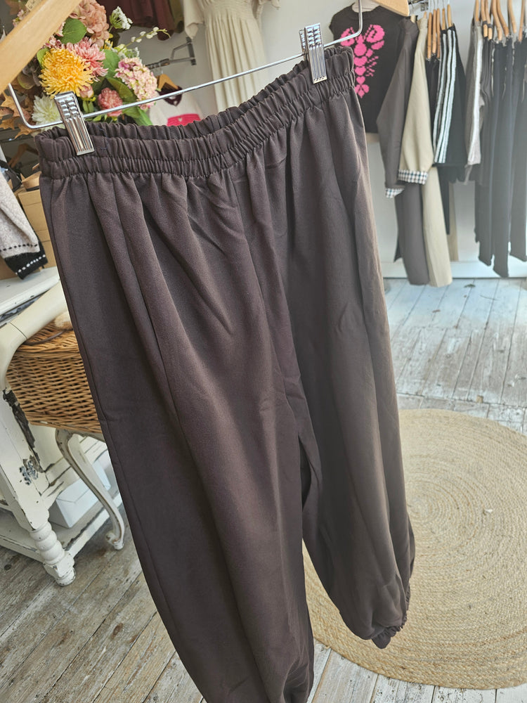 Blake Balloon fit joggers in chocolate